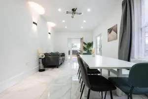 Smart TV | WiFi | Free Parking - Penarth