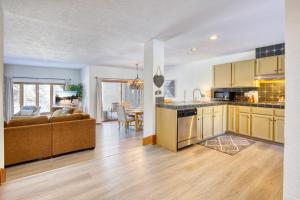 Stunning Summit Condo with Sauna, Hot Tub, Pickleball