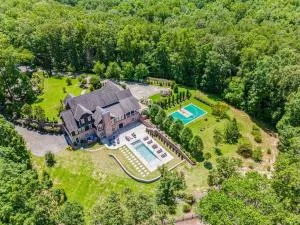 Luxury Mountain Mansion, 7BR, 8 king beds, 10000sf, Views, Pool, Sport Court, Gym, Sauna, Petting Zoo - Epworth