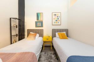 Chic Spacious 3BR South Loop Apartment Near McCormick Place, Roosevelt CTA & Shopping Area in Chicago