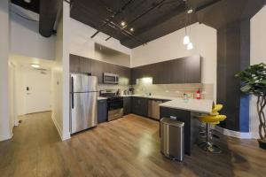Chic Spacious 3BR South Loop Apartment Near McCormick Place, Roosevelt CTA & Shopping Area in Chicago