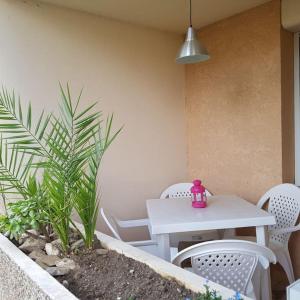Studio rez-jardin proche plage WiFi, clim, garage