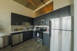 Walkable 2BR Apartment in Chicago South Loop with Optional Parking and Gym Access Near McCormick Place, Museum Campus & Lakefront