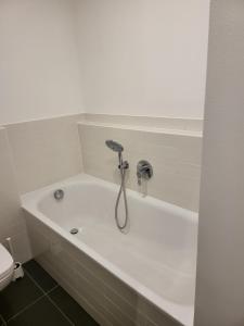 Trendige Stadtwohnung, historisches Haus mit Terrasse und Garten