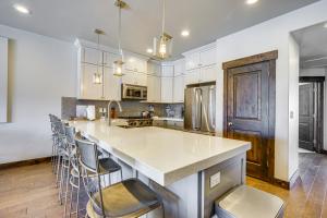 Park City Townhome with Hot Tub and Mountain Views!