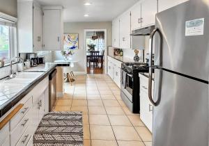 Stylish Hm Near Beach, Restaurants & Parking CC A