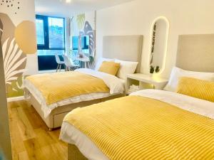 Award Winning Large Stylish 3 bedroom City centre Apartment Free secure Parking