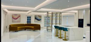 Windsor Grand Estate - Private Royal Mansion on 5 Acres Gardens