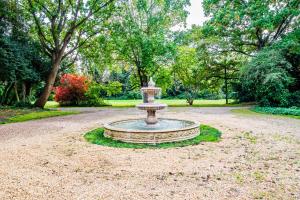 Windsor Grand Estate - Private Royal Mansion on 5 Acres Gardens