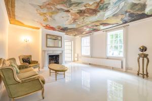 Windsor Grand Estate - Private Royal Mansion on 5 Acres Gardens