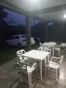 Casa com piscina em condomínio fechado