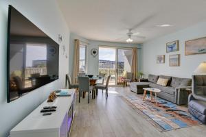 Sunny Fort Walton Beach Condo - Walk to Ocean!