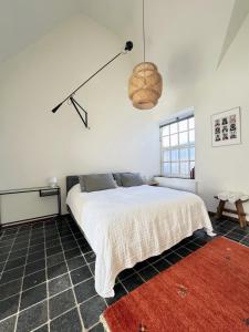 Apartment in former Bathhouse. Free Parking