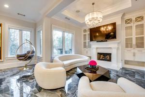 Sprawling Suwanee Home Theater, Pool, Hot Tub!