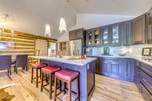 Scenic Ruidoso Escape with Hot Tub and Mountain View!