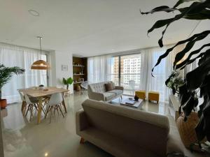 Moderno y amplio apartamento cerca a la playa!