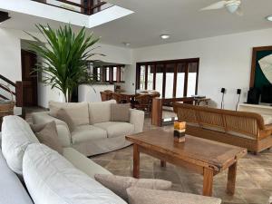 Casa na Praia Riviera de São Lourenço 4 Suítes para até 12 pessoas 4min a pé da Praia e 11 min a pé do Shopping