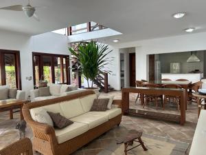 Casa na Praia Riviera de São Lourenço 4 Suítes para até 12 pessoas 4min a pé da Praia e 11 min a pé do Shopping