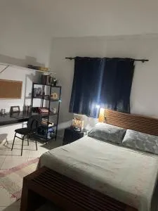 1 quarto 1 cama queen size banheiro privativo- ap compartilhado - Fama