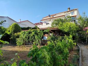 Apartments with a parking space Barbat, Rab - 22217