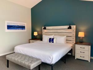 Deluxe Double Room with Balcony and Sea View room in Smuggler's Cove Inn