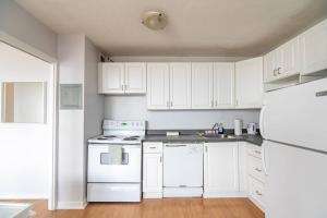 Bright & Spacious 2-BDRM Apt #6A, Patio