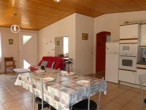 Maison 2 chambres proche plage et commerces, terrasse couverte - FR-1-323-284