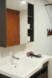 Private Full-Floor Spacious 5BR in China Town