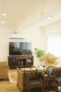 Private Full-Floor Spacious 5BR in China Town