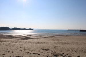 511 - A Erquy, en bordure de la plage du centre et à 300m du centre des commerces