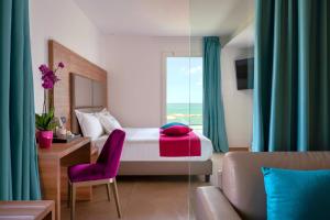 Suite with Balcony and Sea View and Jacuzzi room in You & Me Beach Hotel
