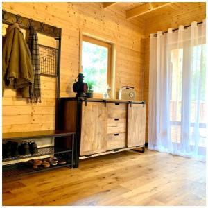 Mazurska bania u Pana Szeptuna - drewniany dom na skraju lasu