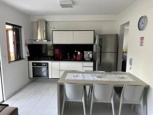 Cond Genipabu Club House a 900mts Praia Guarajuba com Jardim, 3 Quartos, Vagas de Garagem e Cozinha totalmente Equipada