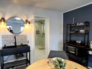 Gemütliches Zimmer mit Bad und eigenem Eingang in Altstadtvilla