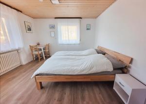 privates Zimmer in Unterkunft mit Glatttal Blick in Wasserschloss Nähe