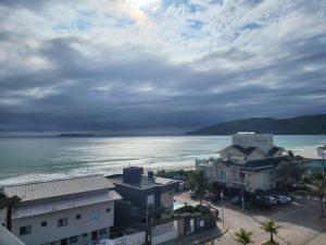 MAJESTOSO DUPLEX COM JACUZZI DE FRENTE PARA O MAR, 3 SUÍTES, Apt 404