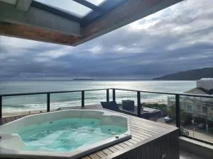 MAJESTOSO DUPLEX COM JACUZZI DE FRENTE PARA O MAR, 3 SUÍTES, Apt 404 - Canto Grande