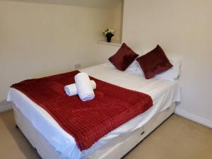 8 Guests - 4 Bedrooms - Parking - Garden