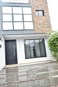 Sobrado encantador, próximo BR 277 e Hotel Rafain