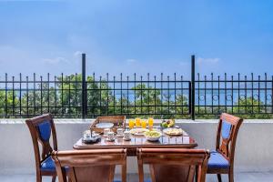CosmicStays Venus Villa - Lake View & Private Pool