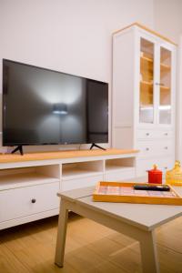 New modern 2nd floor apartment