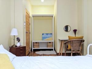 Entire 2-storey house, 2 br, 2 toilet and shower, 2 car parks, only 400 m from MRT Huai Kwang