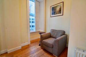 Spacious 2 bed apt next to Royal Mile & Waverley