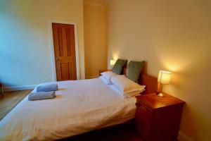 Spacious 2 bed apt next to Royal Mile & Waverley