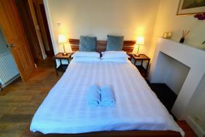 Spacious 2 bed apt next to Royal Mile & Waverley