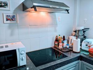 Entire 2-storey house, 2 br, 2 toilet and shower, 2 car parks, only 400 m from MRT Huai Kwang