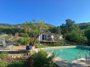 Jolie maisonnette avec terrasse vu sur la piscine et jardin