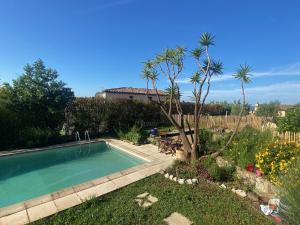 Jolie maisonnette avec terrasse vu sur la piscine et jardin