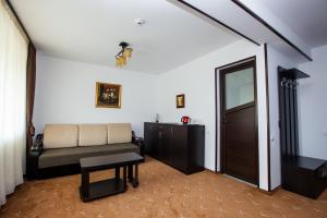 One-Bedroom Suite with Balcony room in Pensiunea Noni