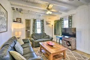 Sand Pebbles: Bright Bungalow - Steps to Beach! - Avalon Bench